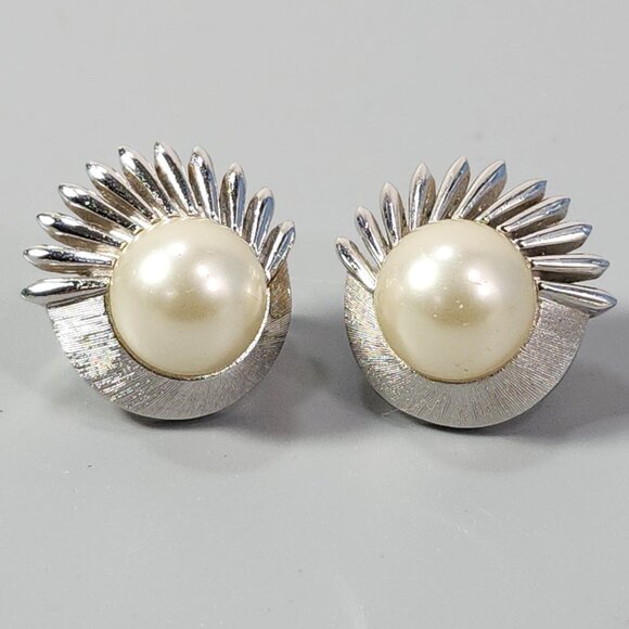 Crown Trifari Button Clip-On Earrings Mother of Pearl Silver Tone Fashion Jewely - Picture 6 of 8